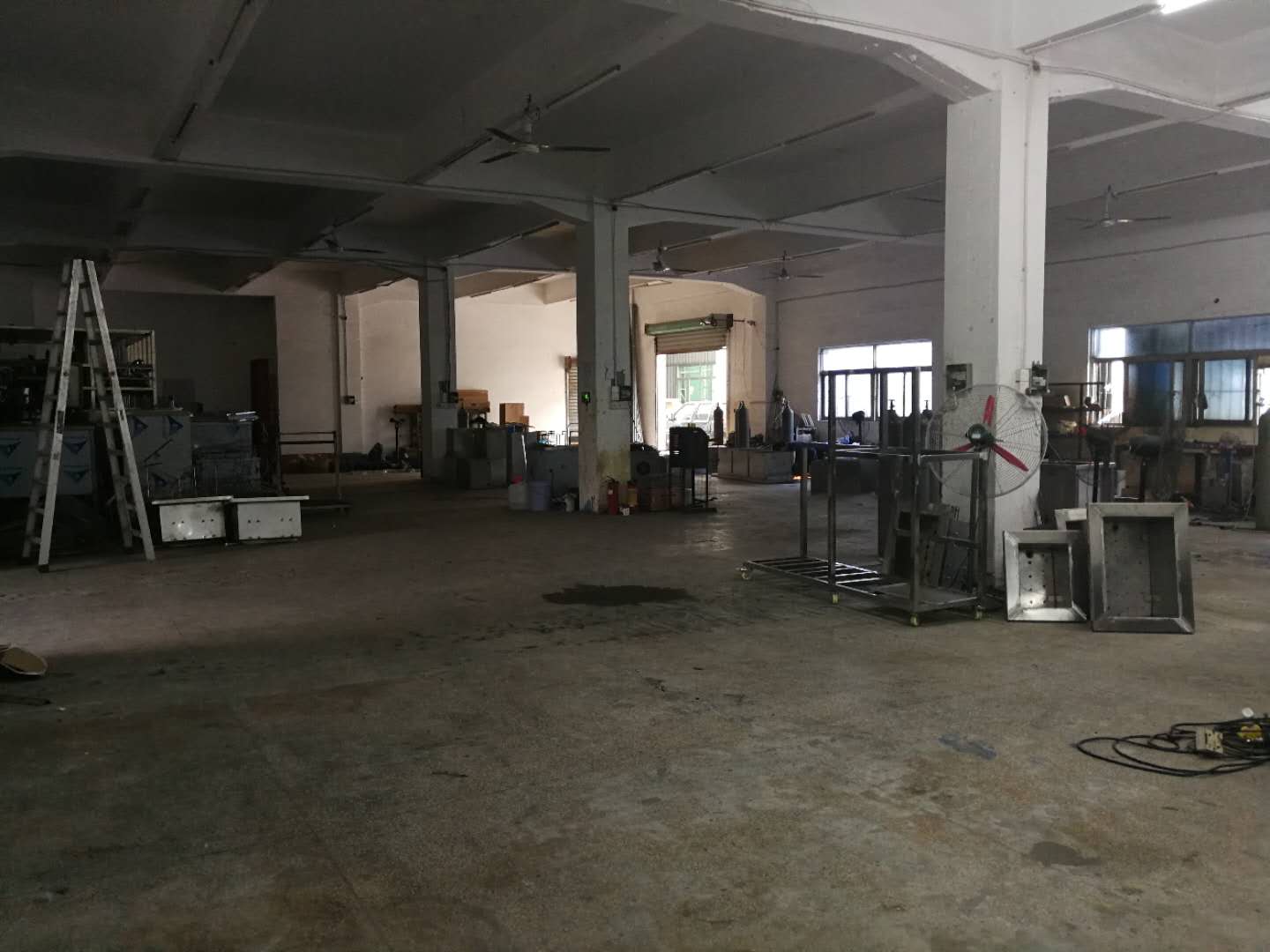 勁榮廠房超聲波清洗機展示區(qū)